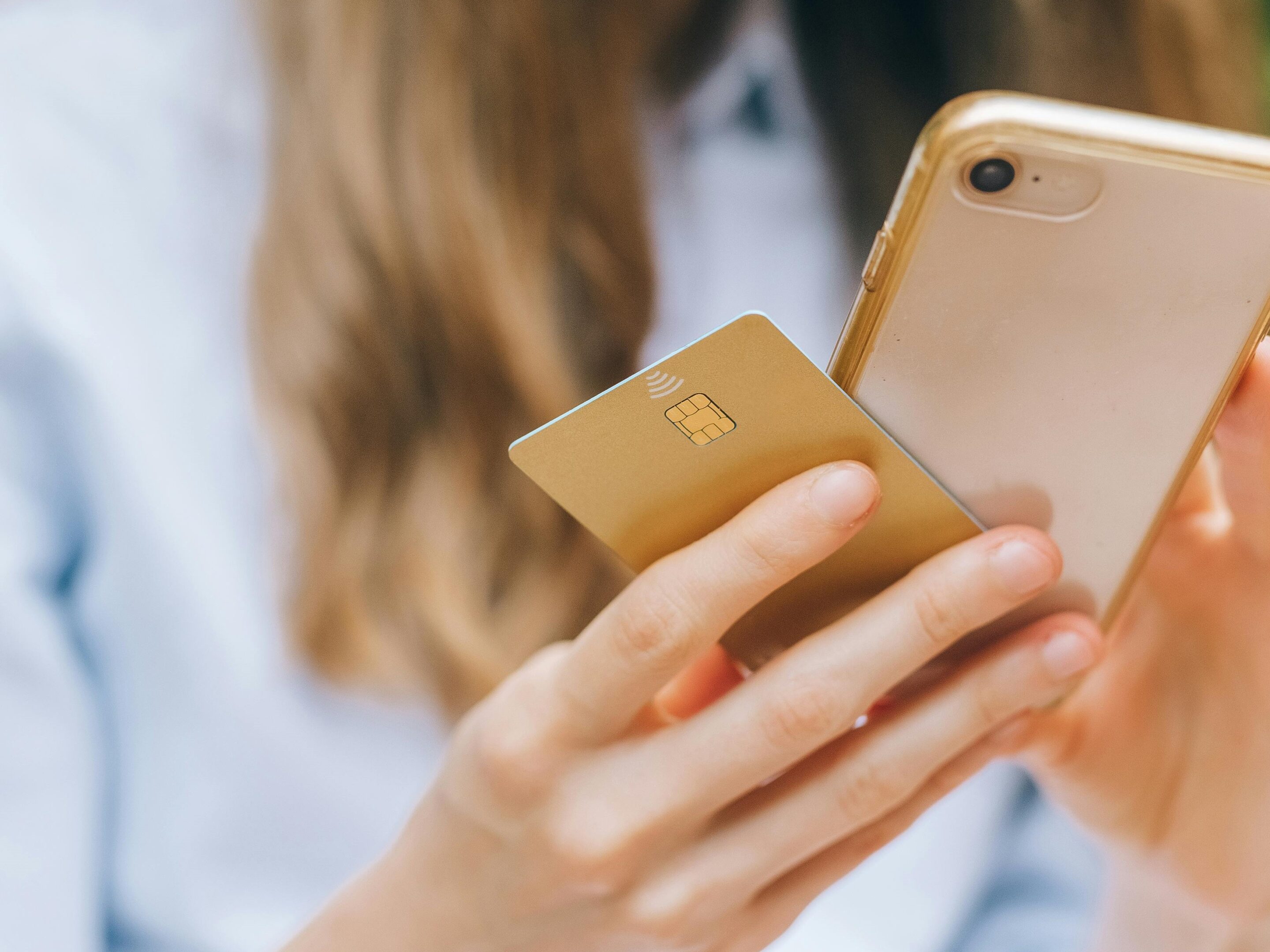 Femme utilisant smartphone et carte de crédit.